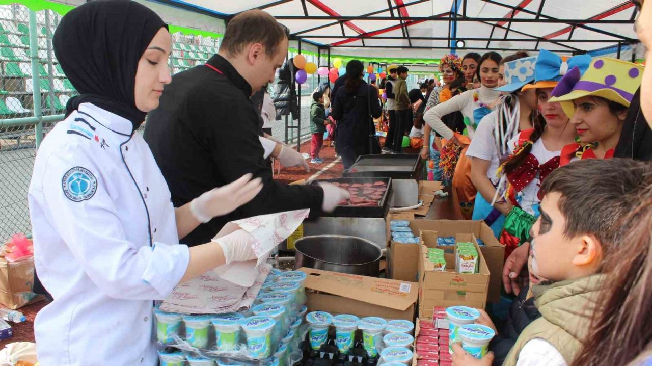 Depremzede çocuklar şenlikte bir araya gelerek Nevruz’u kutladı