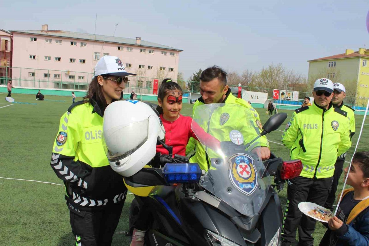 Depremzede çocuklar şenlikte bir araya gelerek Nevruz’u kutladı