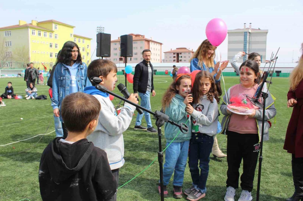 Depremzede çocuklar şenlikte bir araya gelerek Nevruz’u kutladı