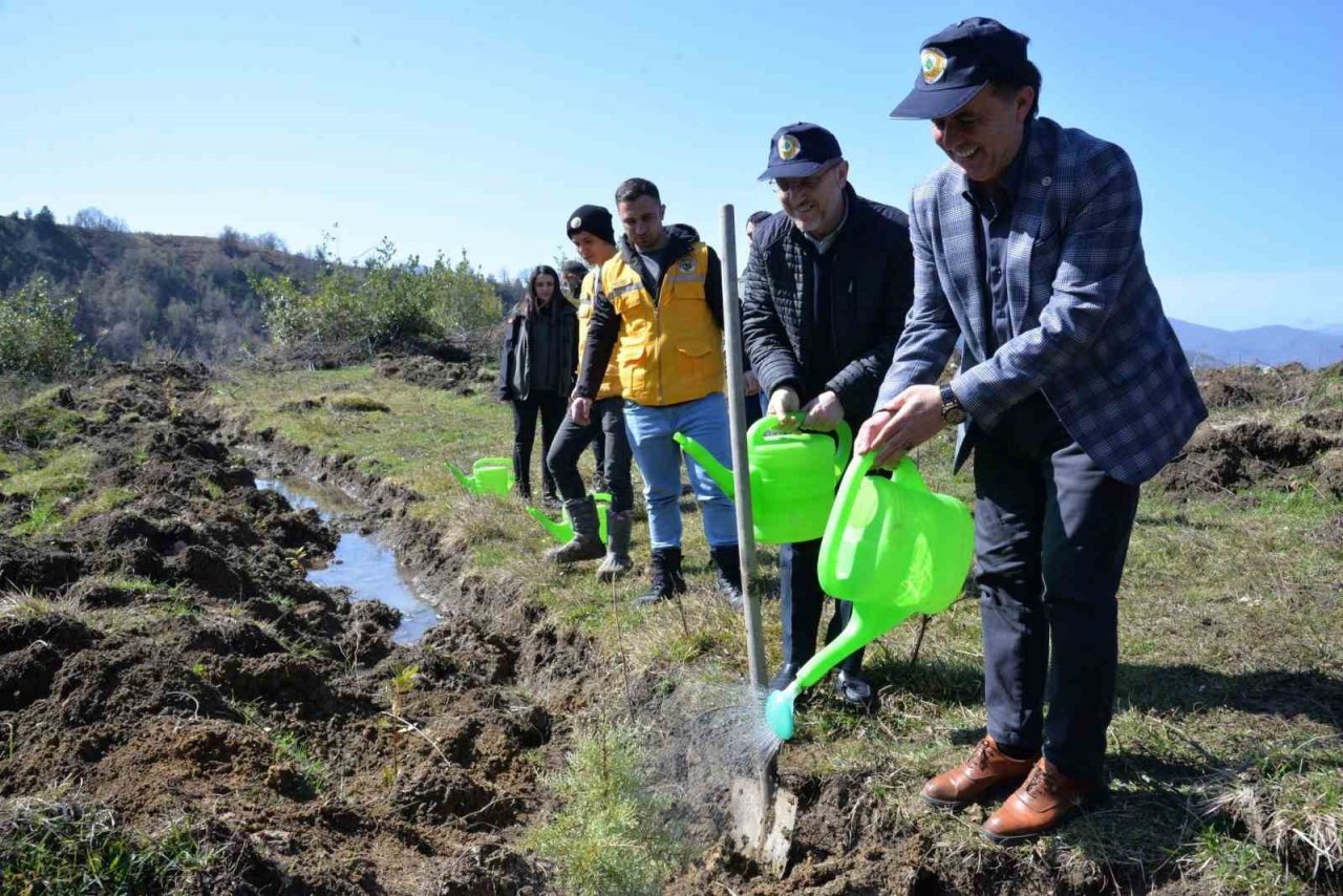 Deprem şehitleri anısına 200 fidan toprakla buluştu