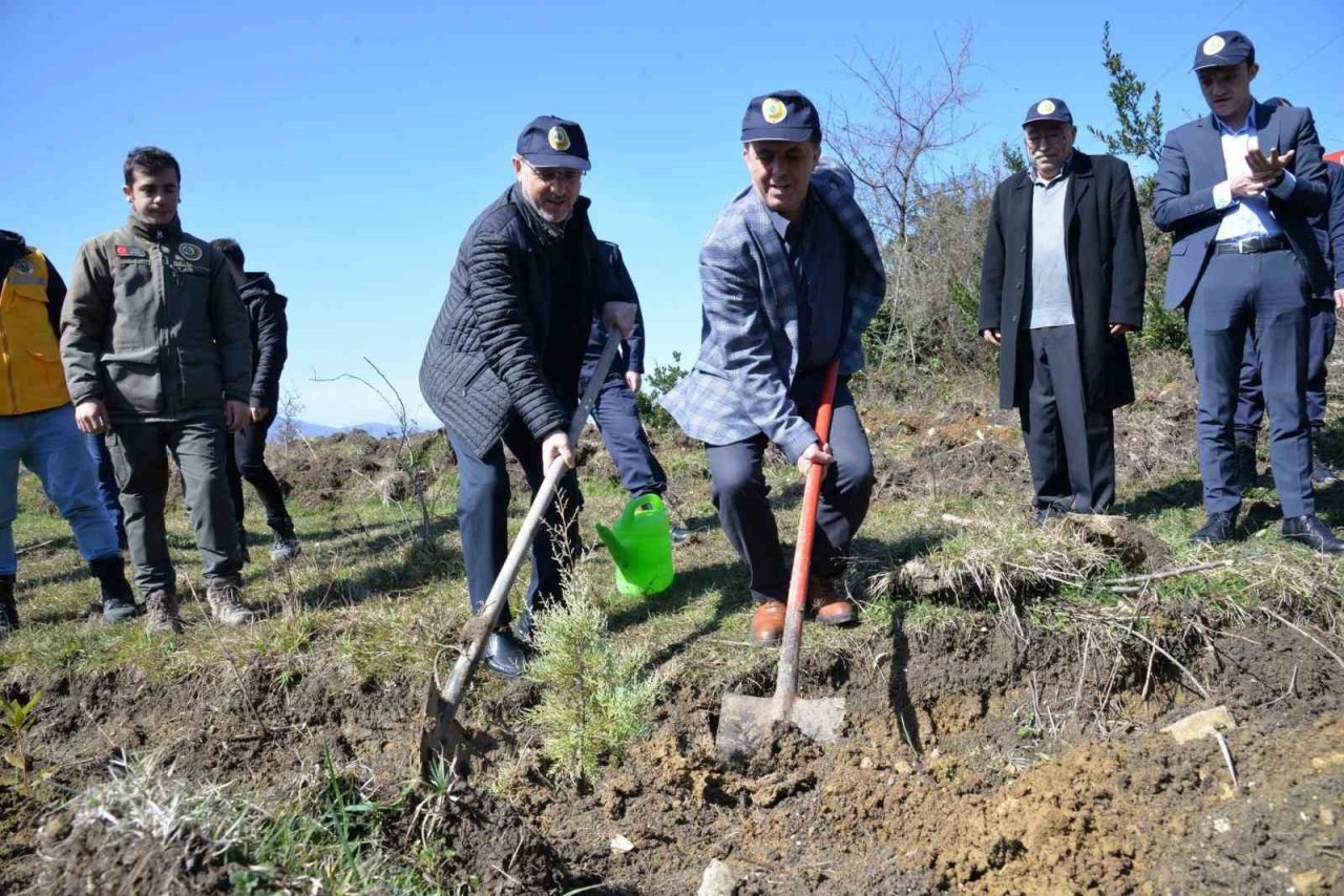 Deprem şehitleri anısına 200 fidan toprakla buluştu