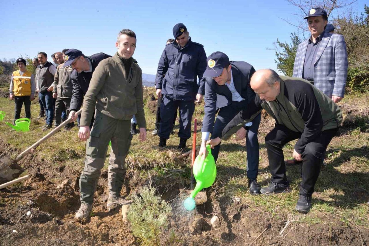 Deprem şehitleri anısına 200 fidan toprakla buluştu