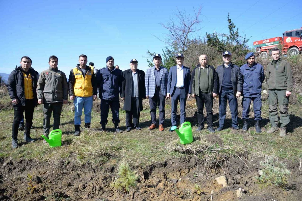 Deprem şehitleri anısına 200 fidan toprakla buluştu