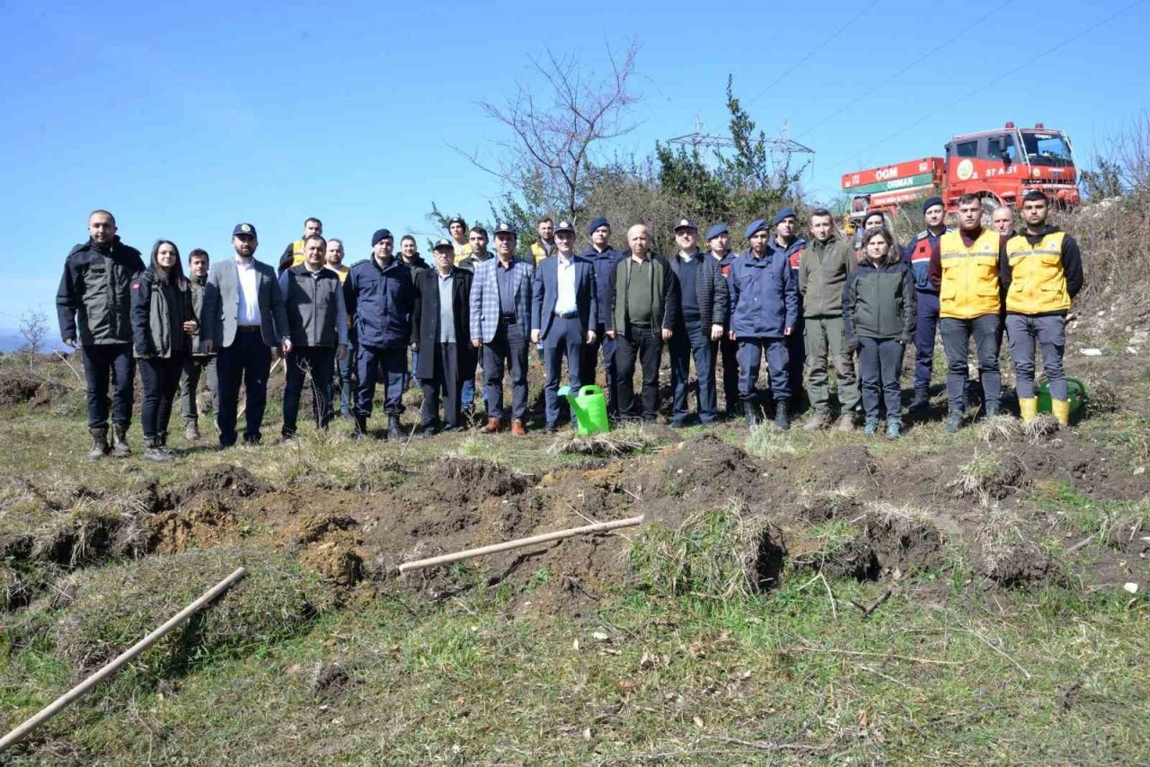 Deprem şehitleri anısına 200 fidan toprakla buluştu