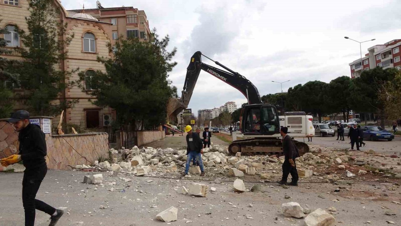 Depremde zarar gören minare yıkıldı
