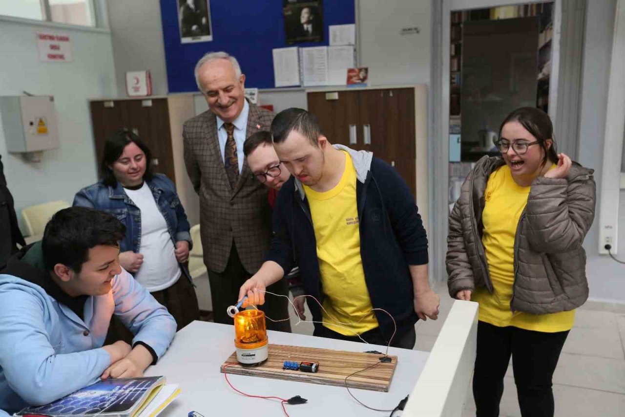 Özel öğrenciler eğlenceli deneyler yaptı