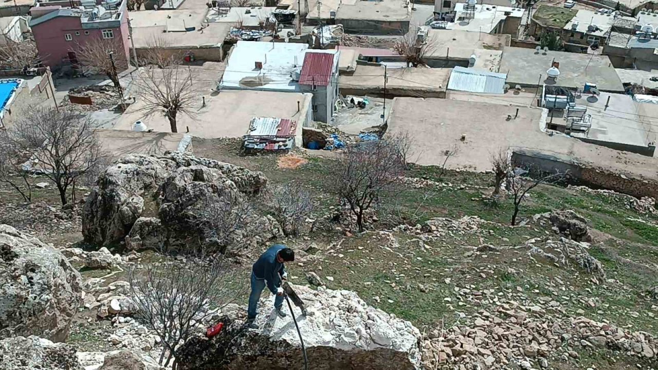 Dicle’de deprem sonrası tehlike oluşturan kaya parçası kırıldı
