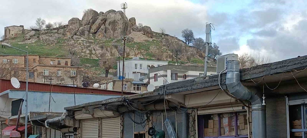 Dicle’de deprem sonrası tehlike oluşturan kaya parçası kırıldı