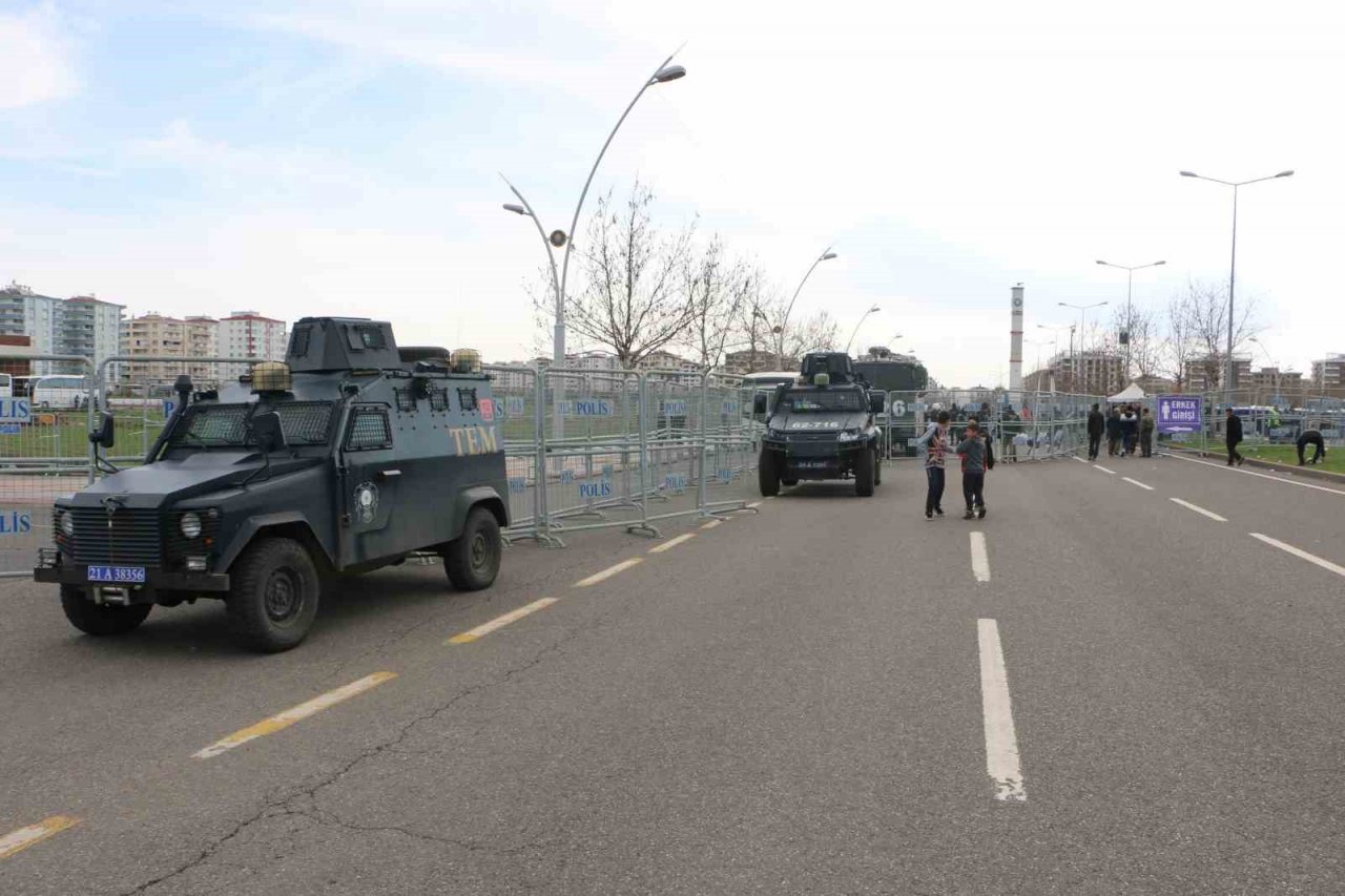 Diyarbakır’da Nevruz kutlaması geniş güvenlik önlemi içinde başladı