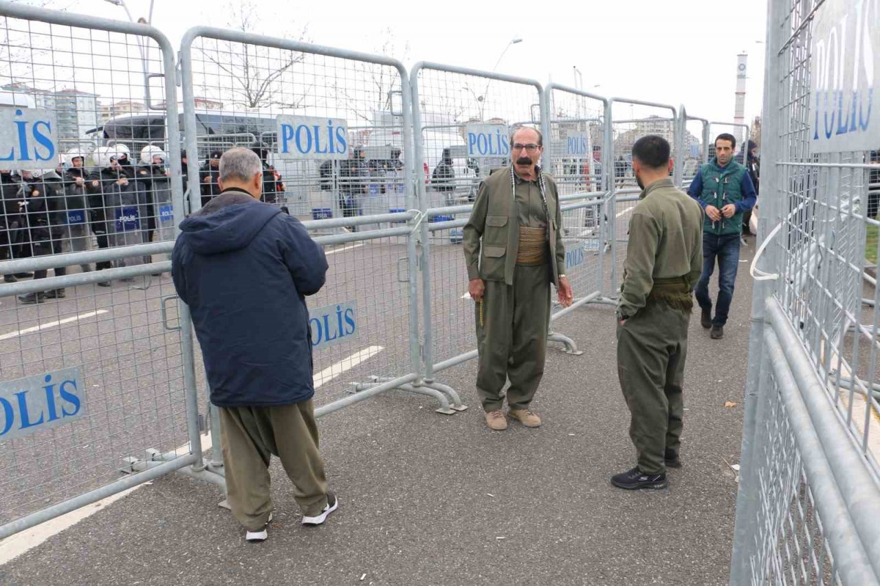 Diyarbakır’da Nevruz kutlaması geniş güvenlik önlemi içinde başladı