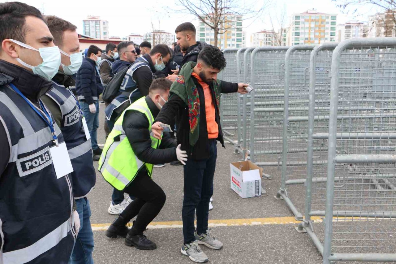 Diyarbakır’da Nevruz kutlaması geniş güvenlik önlemi içinde başladı