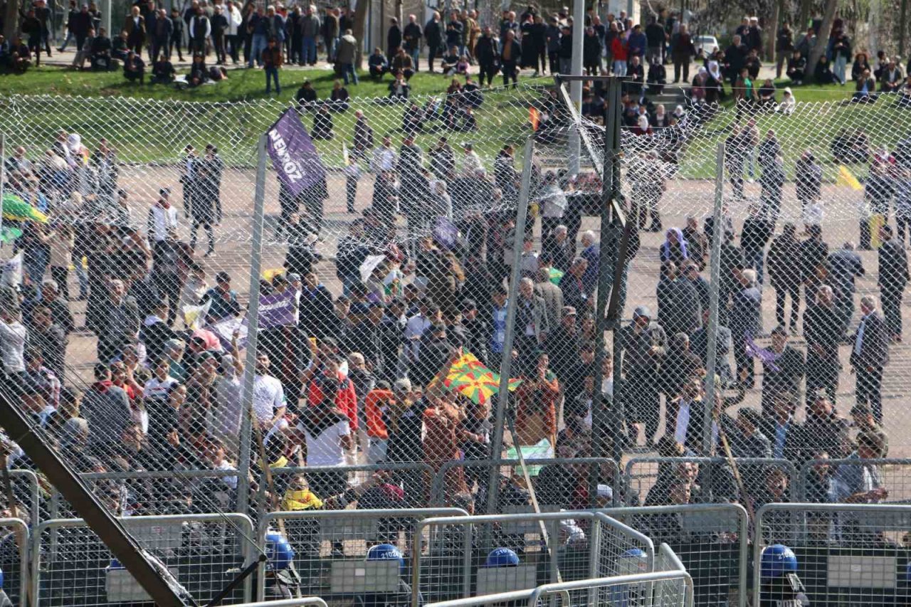 Diyarbakır’da Nevruz kutlamasında terör paçavrası açıp slogan atıldı