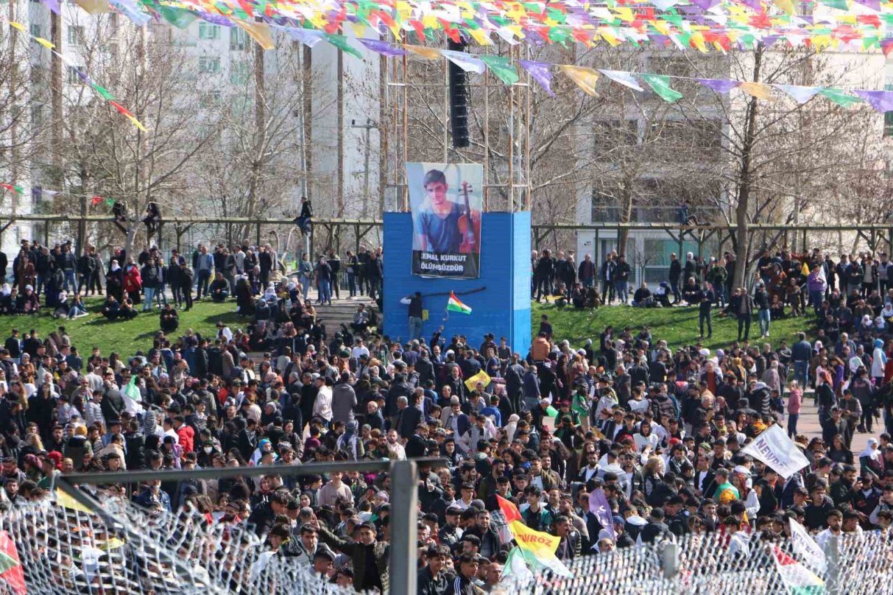 Diyarbakır’da Nevruz kutlamasında terör paçavrası açıp slogan atıldı