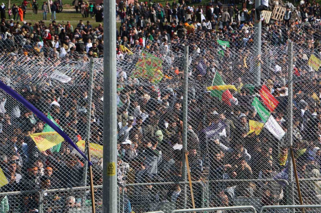 Diyarbakır’da Nevruz kutlamasında terör paçavrası açıp slogan atıldı