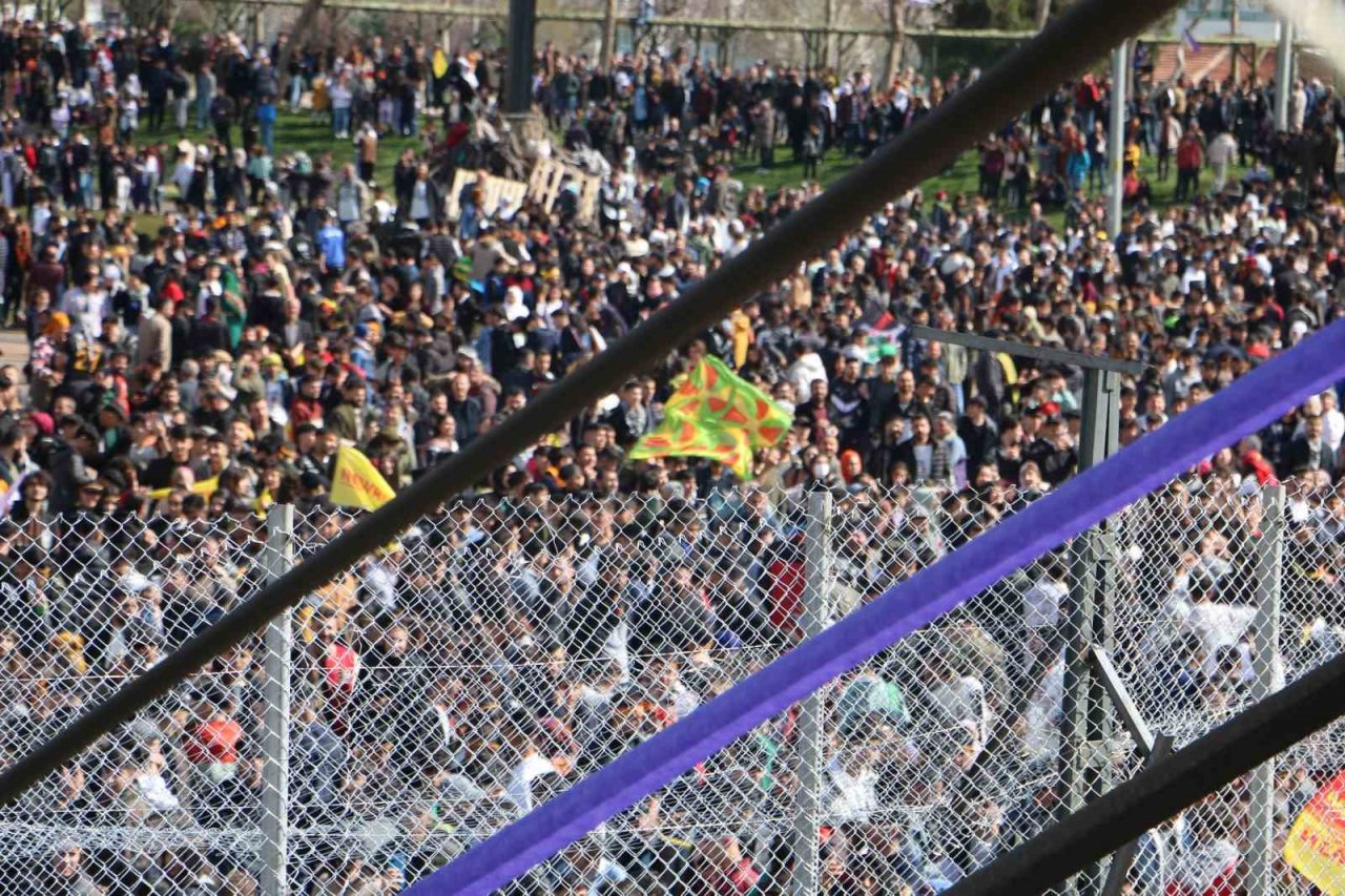 Diyarbakır’da Nevruz kutlamasında terör paçavrası açıp slogan atıldı