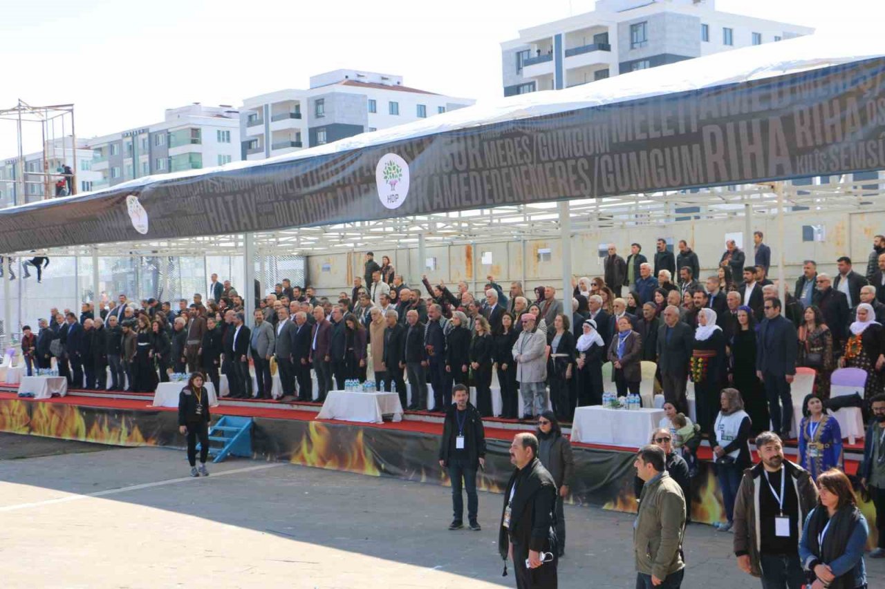 CHP’li vekil HDP’liler ile Diyarbakır’da Nevruz kutlamasına katıldı: Öcalan’a özgürlük istendi