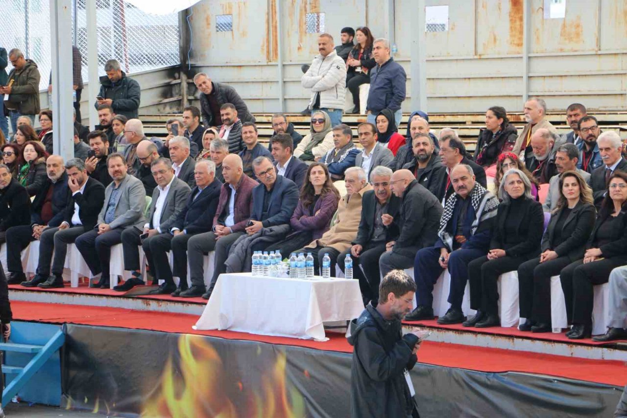 CHP’li vekil HDP’liler ile Diyarbakır’da Nevruz kutlamasına katıldı: Öcalan’a özgürlük istendi