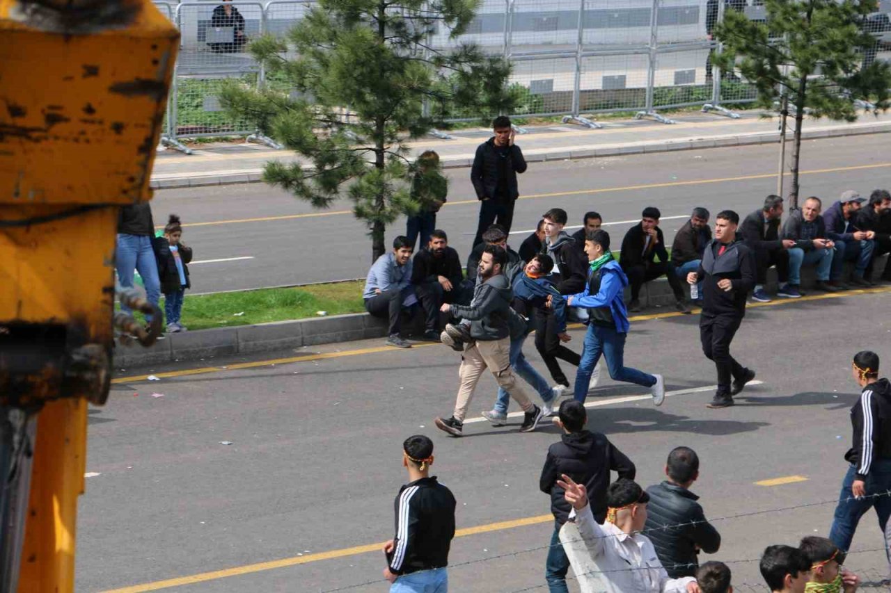 Diyarbakır’da terör yandaşları polise taş ve su şileleri fırlattı