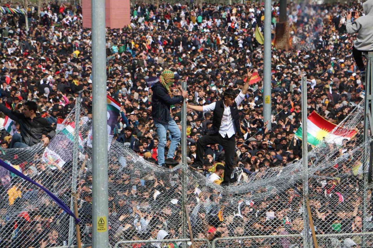 Diyarbakır’da terör yandaşları polise taş ve su şileleri fırlattı