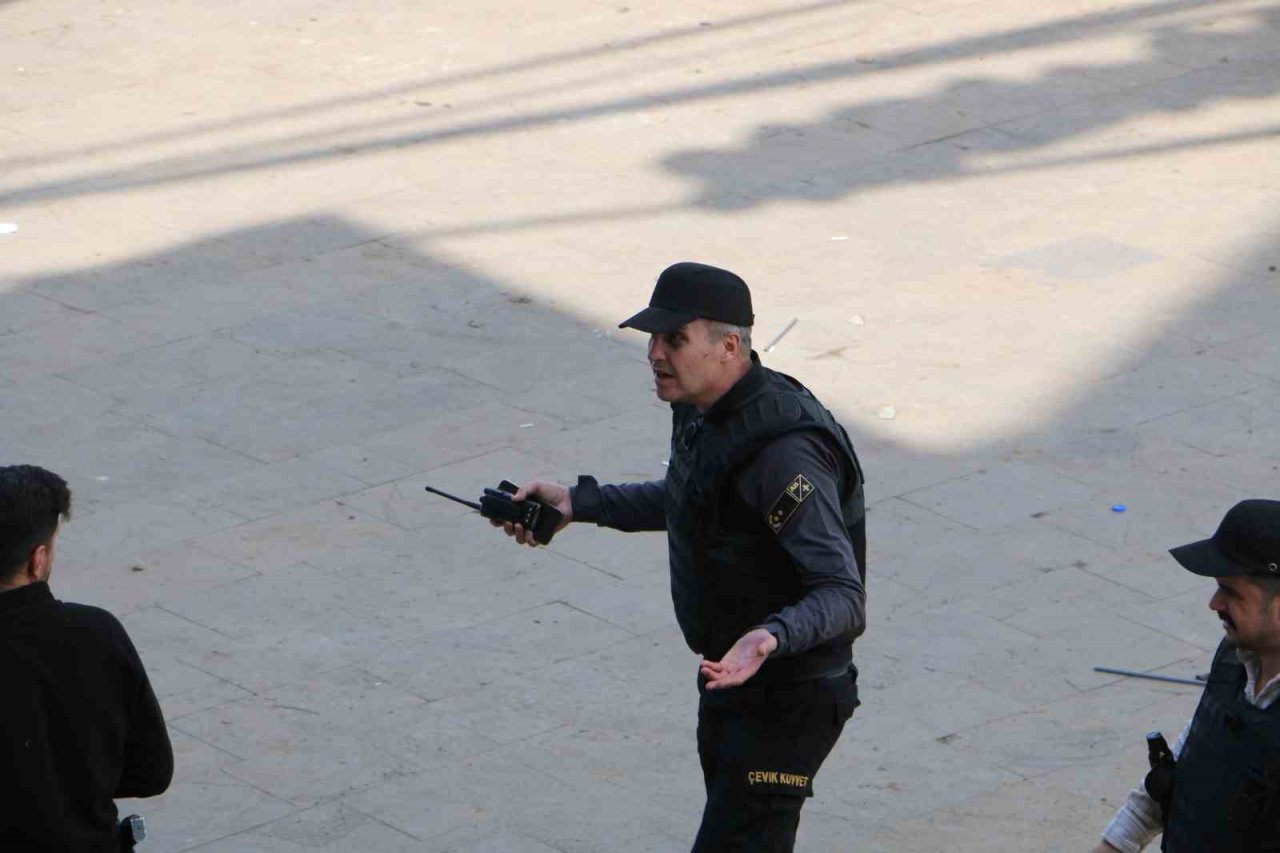 Diyarbakır’da terör yandaşları polise taş ve su şileleri fırlattı