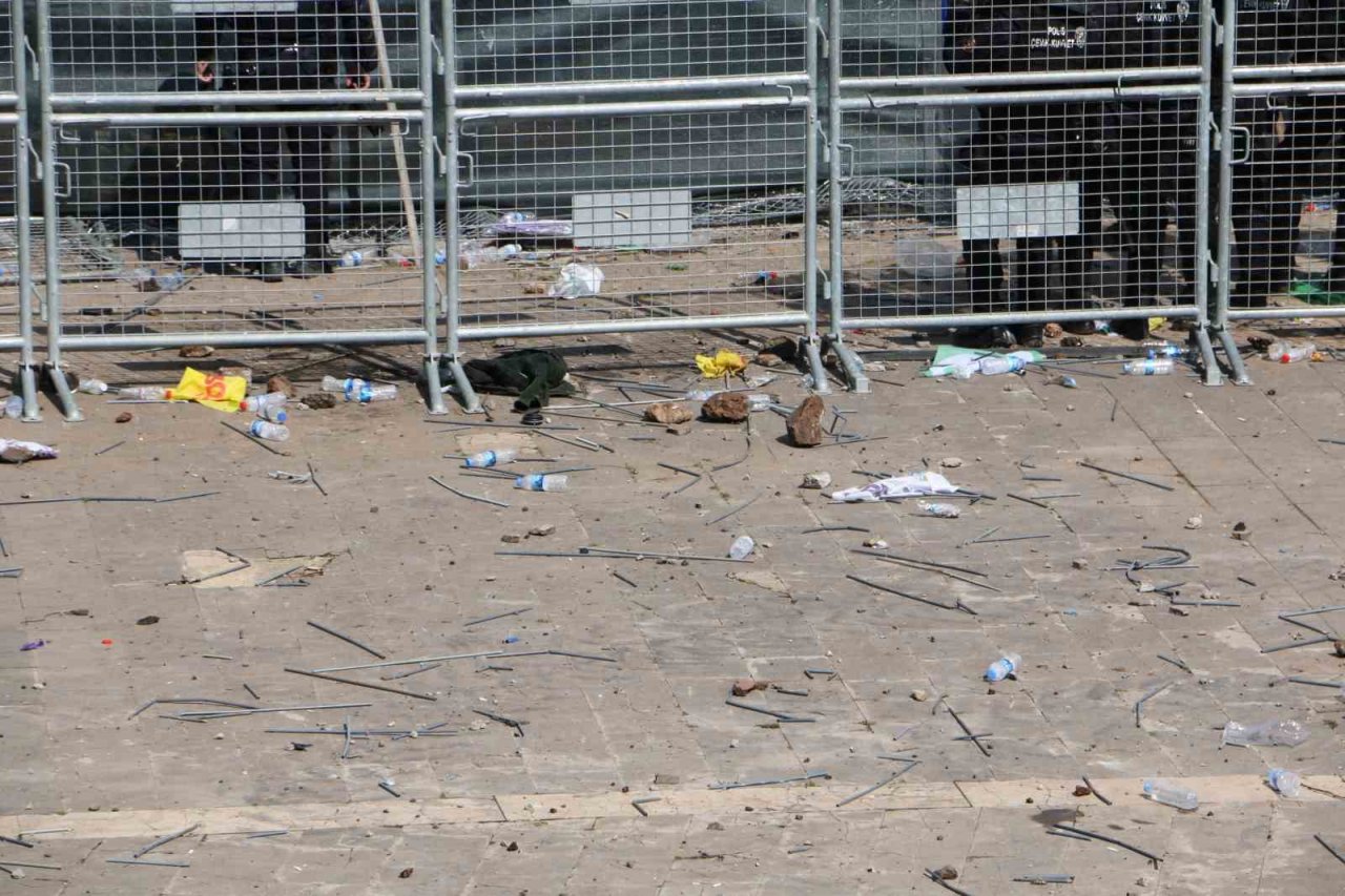 Diyarbakır’da terör yandaşları polise taş ve su şileleri fırlattı