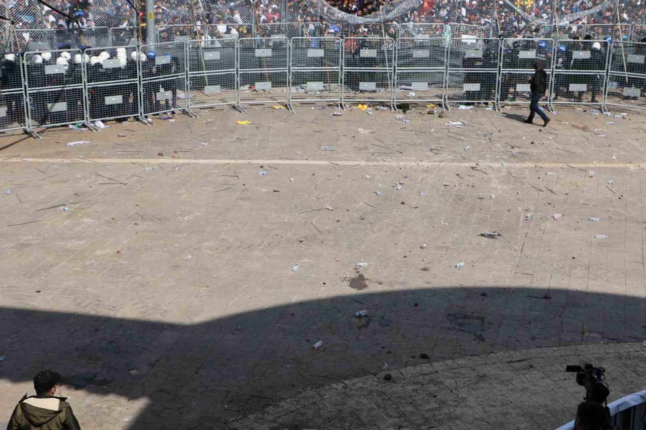Diyarbakır’da terör yandaşları polise taş ve su şileleri fırlattı