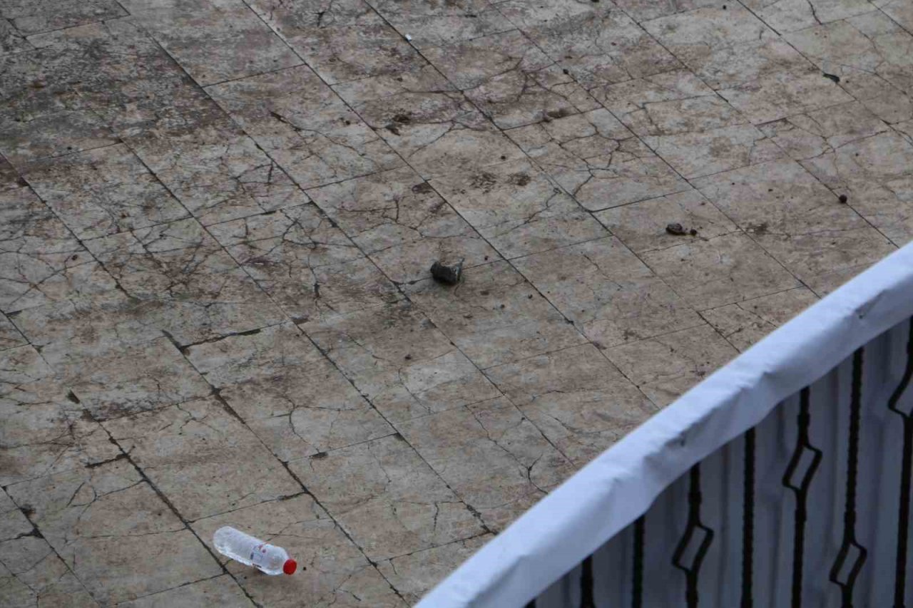 Diyarbakır’da terör yandaşları polise taş ve su şileleri fırlattı