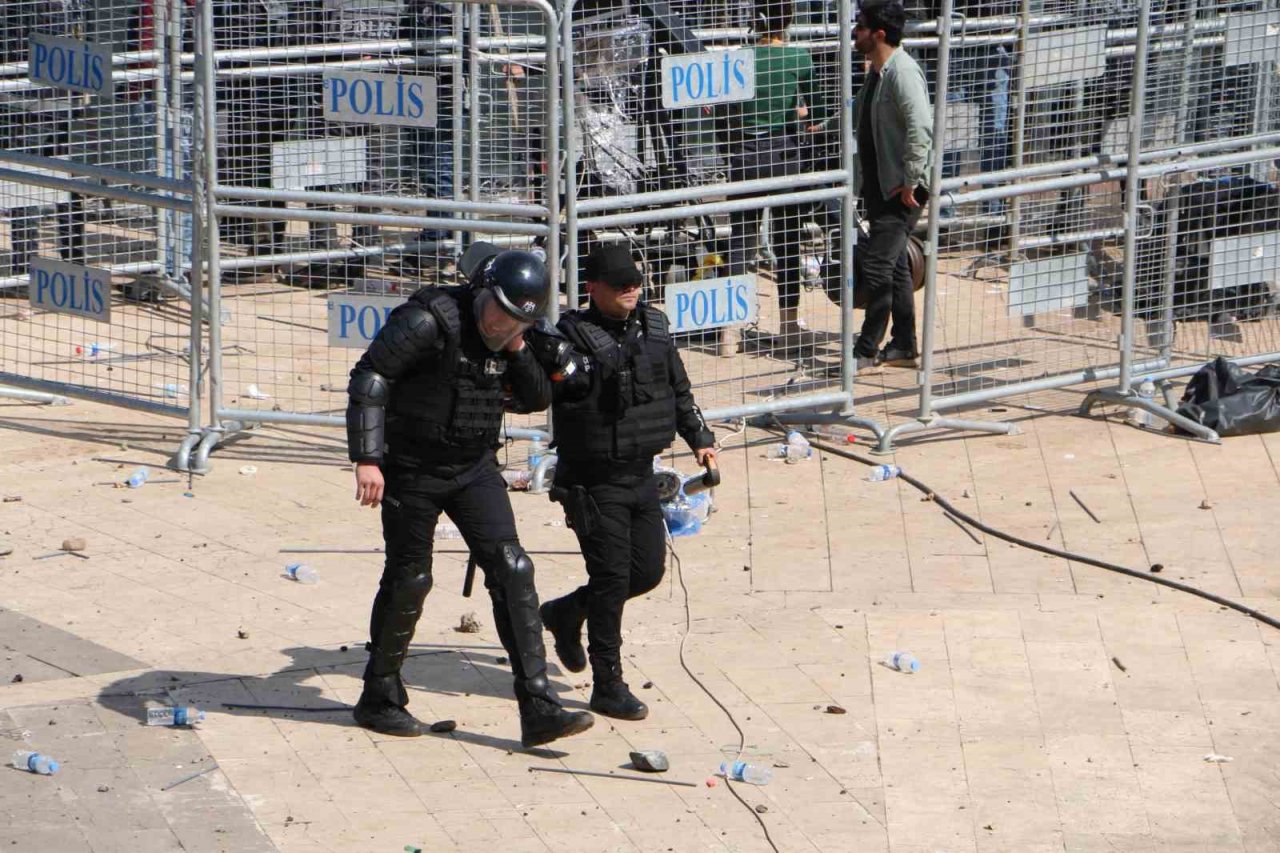 Diyarbakır’da terör yandaşları polise taş ve su şileleri fırlattı
