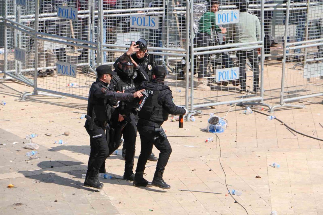 Diyarbakır’da terör yandaşları polise taş ve su şileleri fırlattı