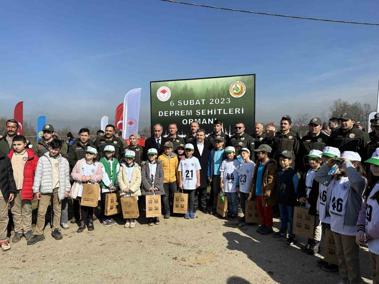 Fidanlar deprem şehitleri için toprakla buluşturuldu
