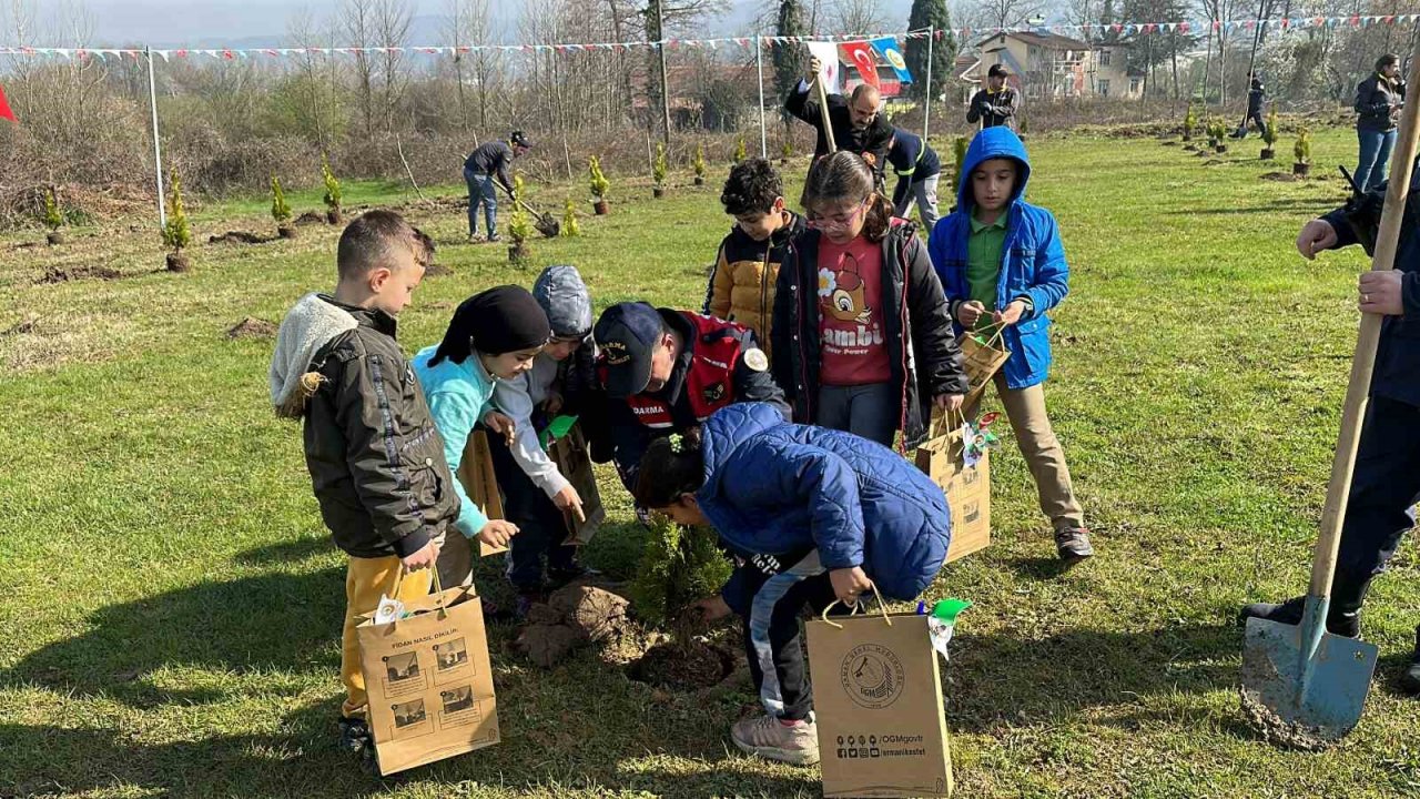 Fidanlar deprem şehitleri için toprakla buluşturuldu