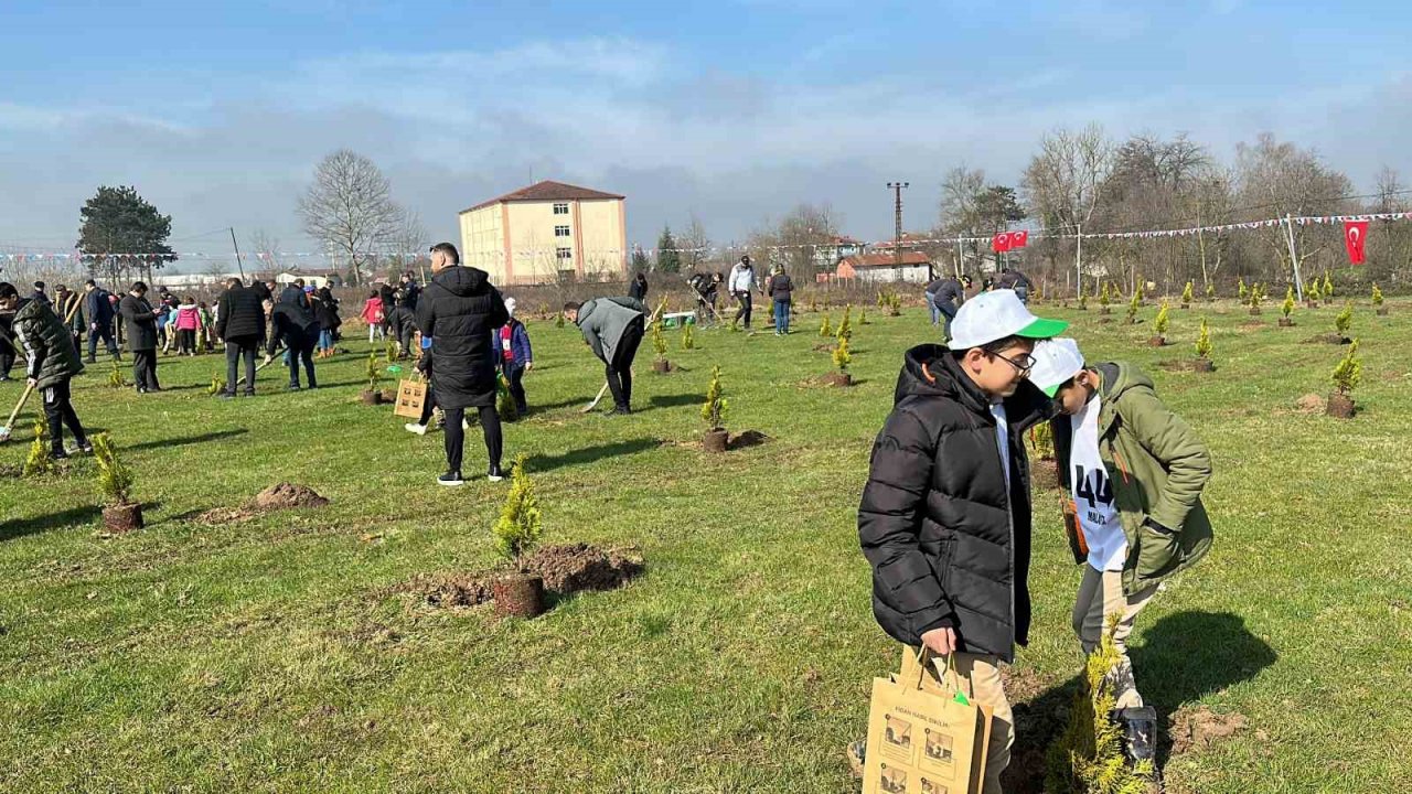 Fidanlar deprem şehitleri için toprakla buluşturuldu