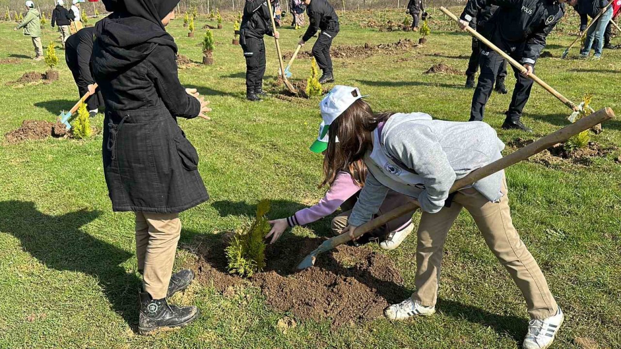 Fidanlar deprem şehitleri için toprakla buluşturuldu