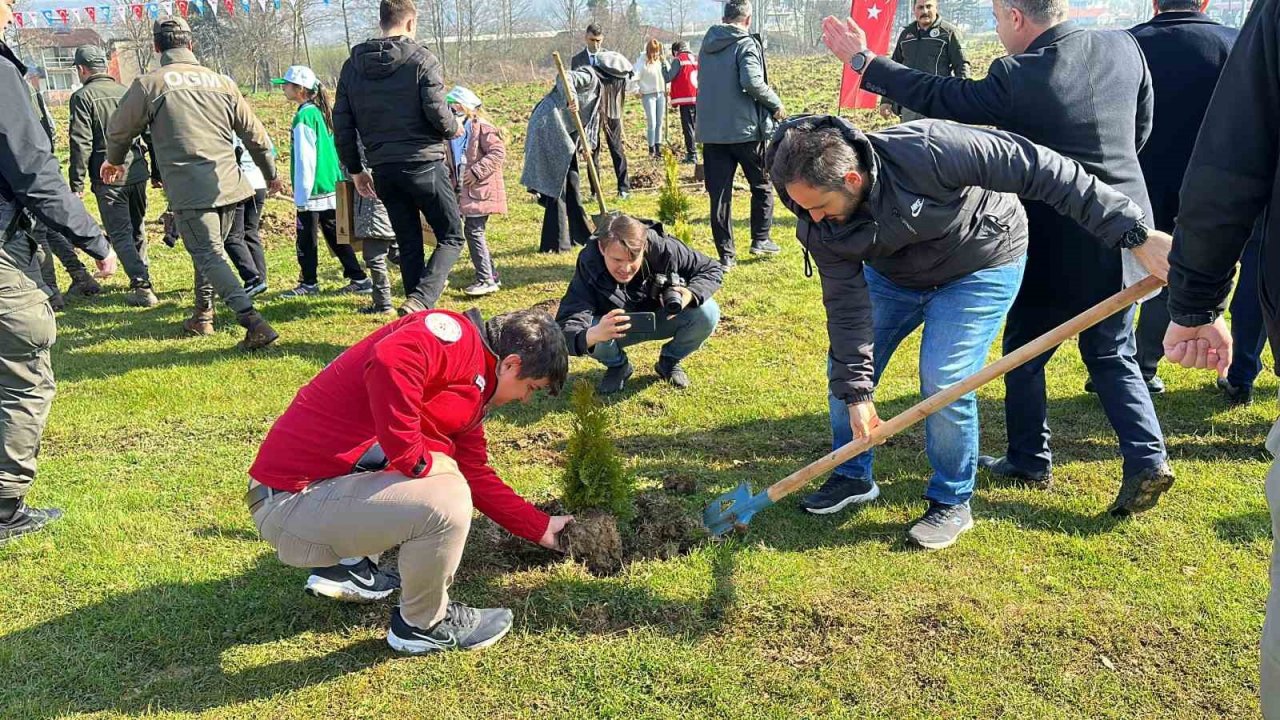 Fidanlar deprem şehitleri için toprakla buluşturuldu