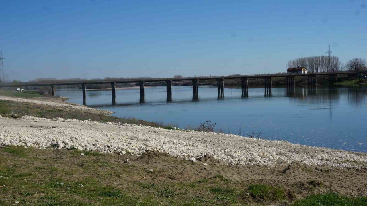 Meriç Nehri yatağındaki kum öbekleri temizleniyor