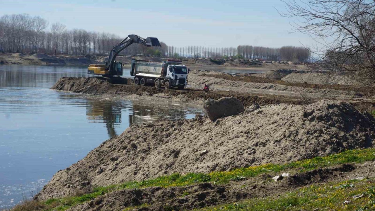 Meriç Nehri yatağındaki kum öbekleri temizleniyor