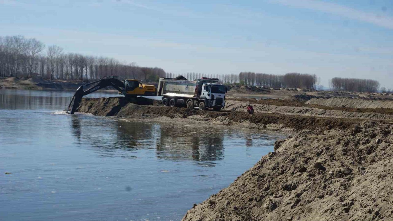 Meriç Nehri yatağındaki kum öbekleri temizleniyor