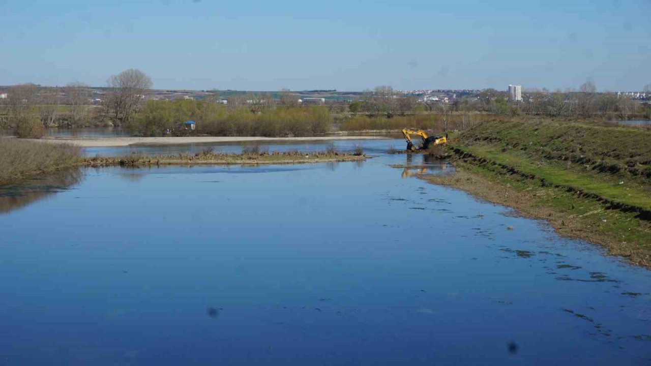 Meriç Nehri yatağındaki kum öbekleri temizleniyor