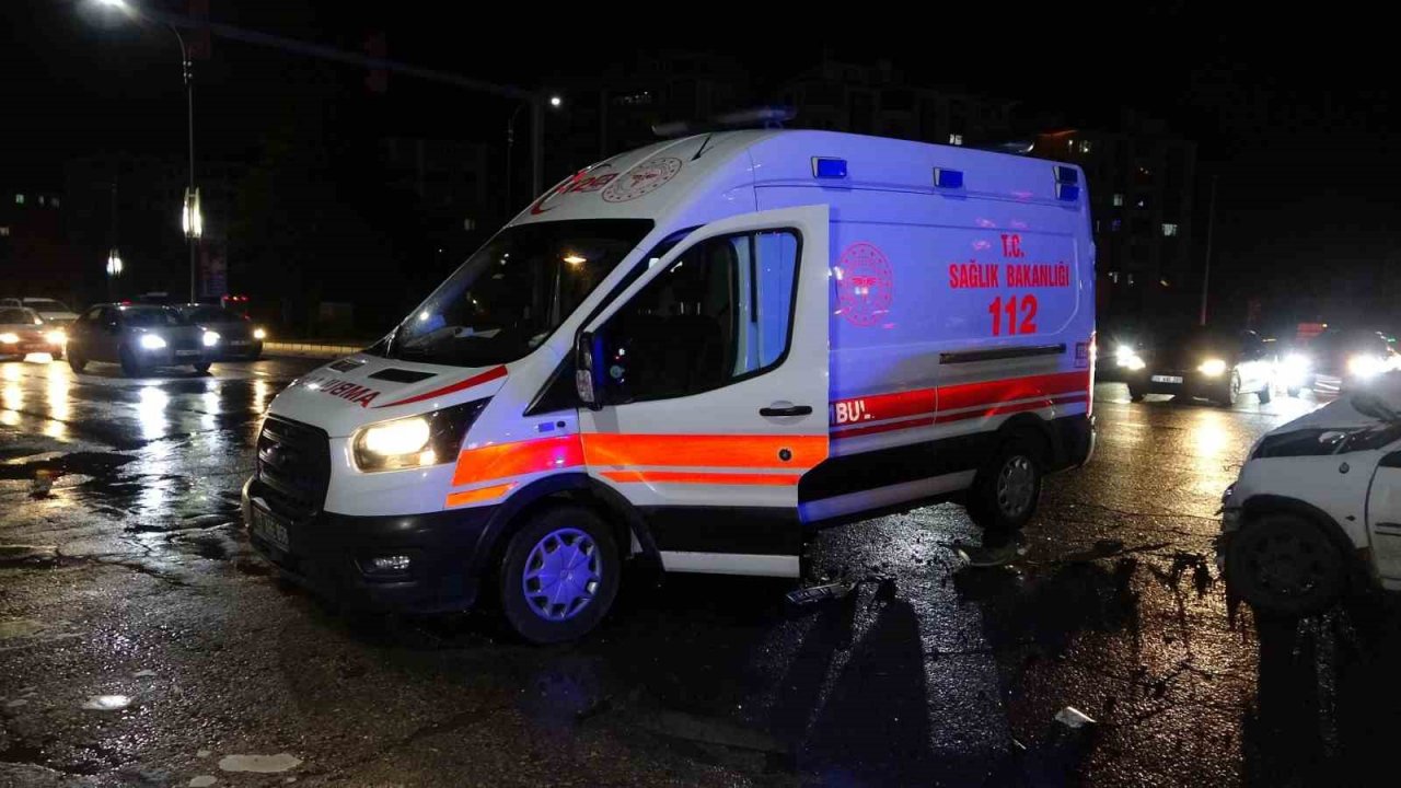 Elazığ’da hafif ticari araç ile otomobil çarpıştı: 5 yaralı