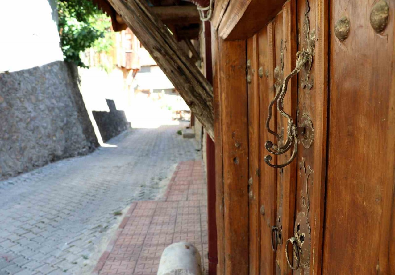 Kemaliye’de kapı tokmaklarının sırları