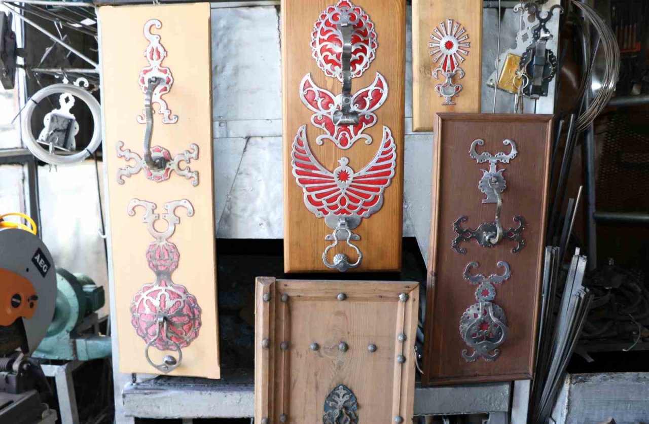 Kemaliye’de kapı tokmaklarının sırları