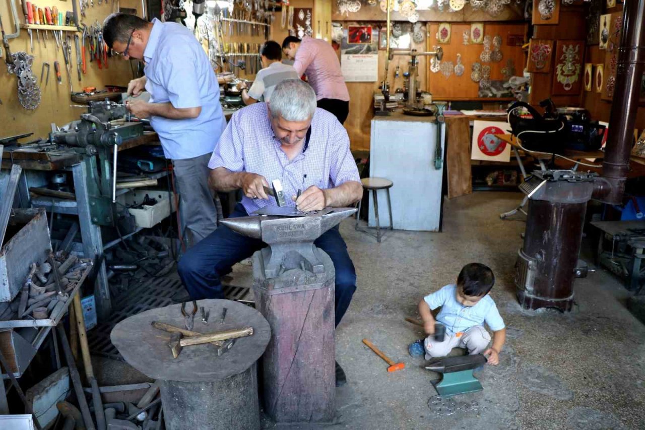 Kemaliye’de kapı tokmaklarının sırları