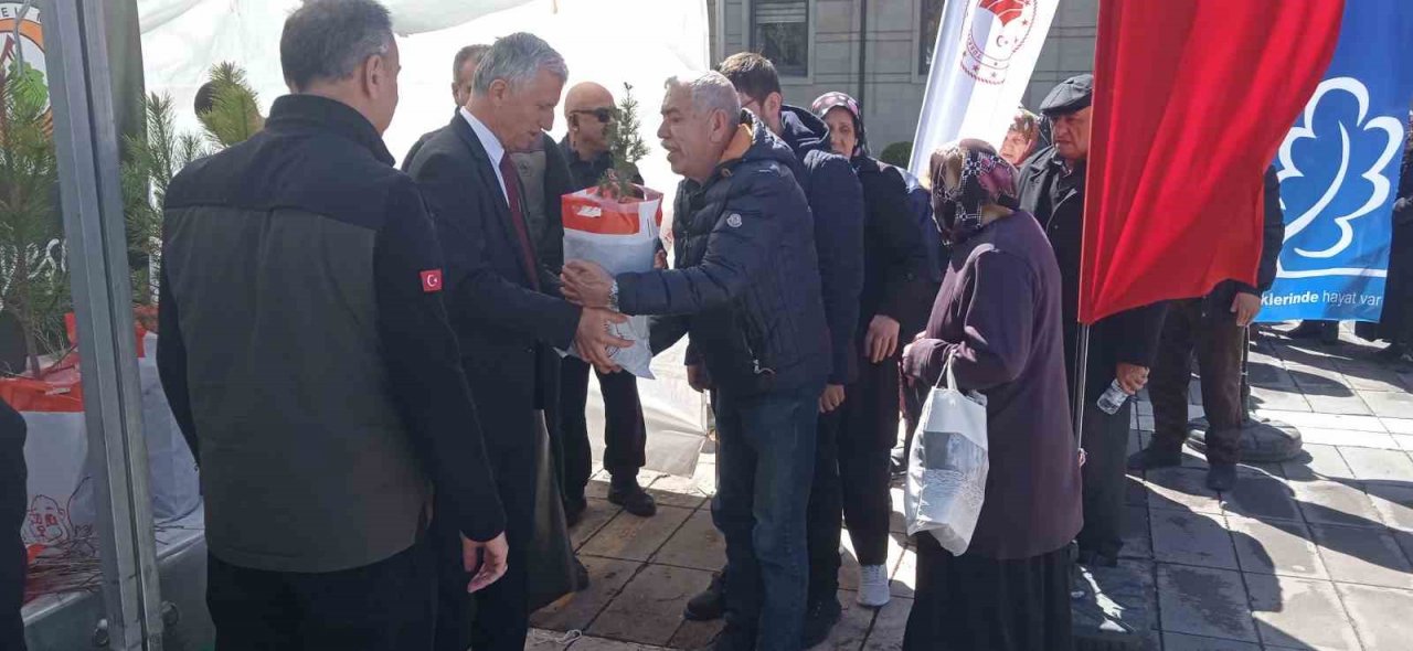 Valilikten vatandaşlara fidan dağıtımı