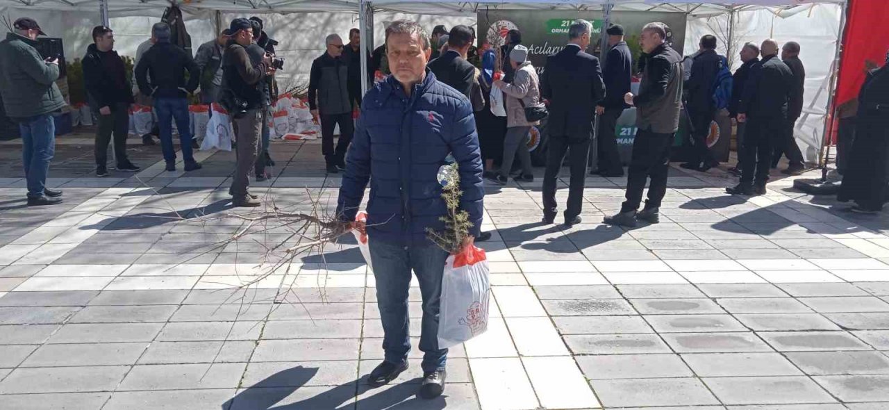 Valilikten vatandaşlara fidan dağıtımı