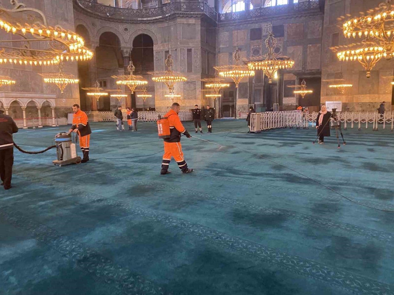 Ayasofya Cami Ramazan ayı öncesi gül suyu ile yıkandı