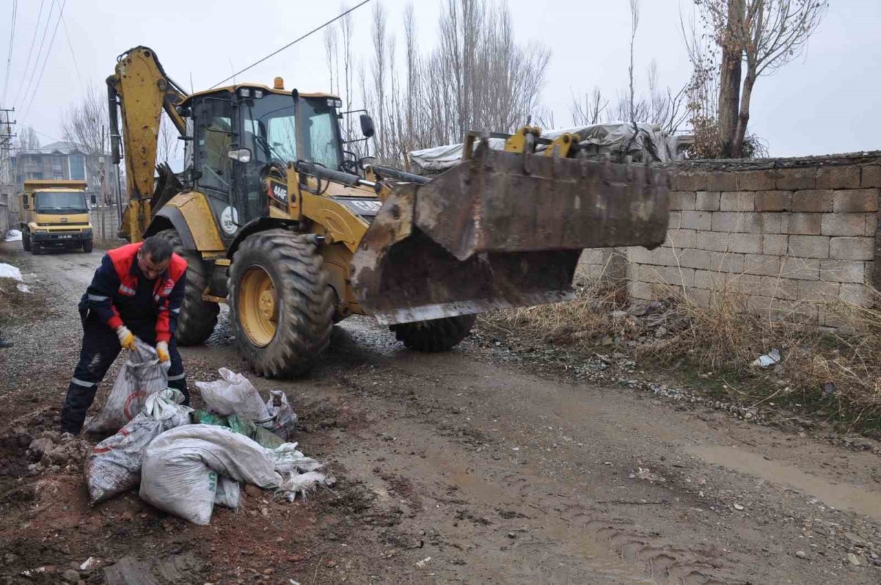 Yüksekova’da bahar temizliği başladı