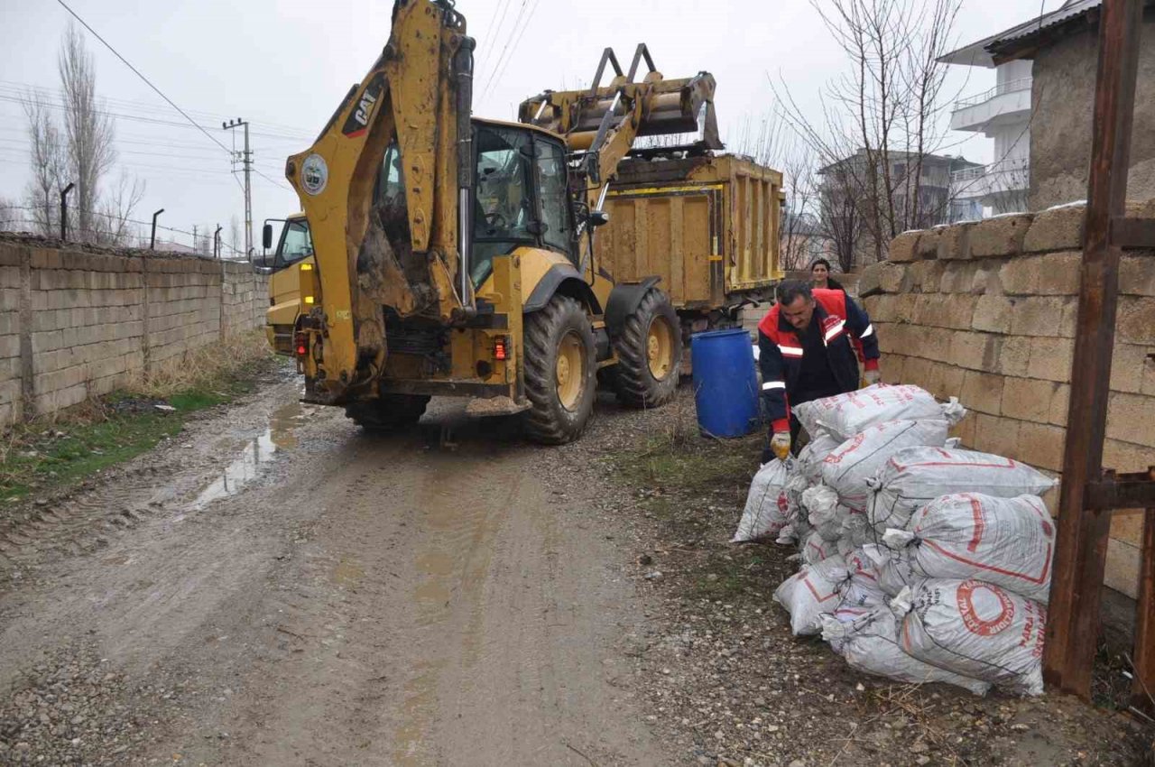 Yüksekova’da bahar temizliği başladı