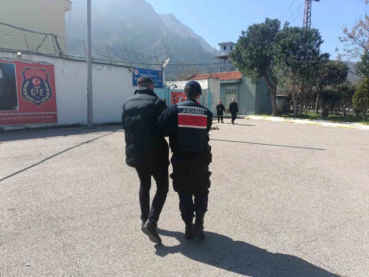 Manisa jandarması aranan 10 şahsı yakaladı