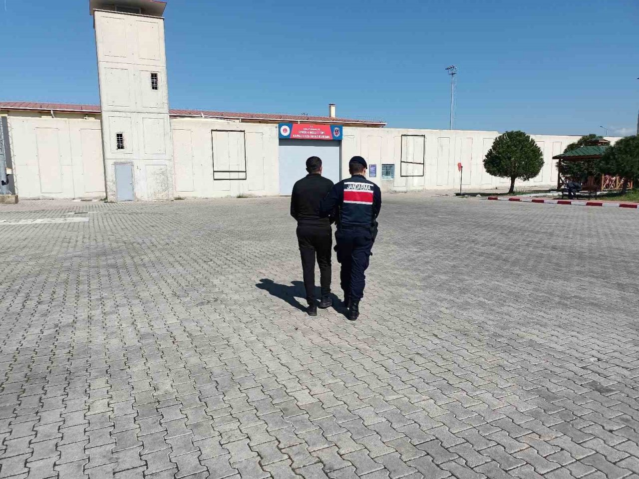 Manisa jandarması aranan 10 şahsı yakaladı