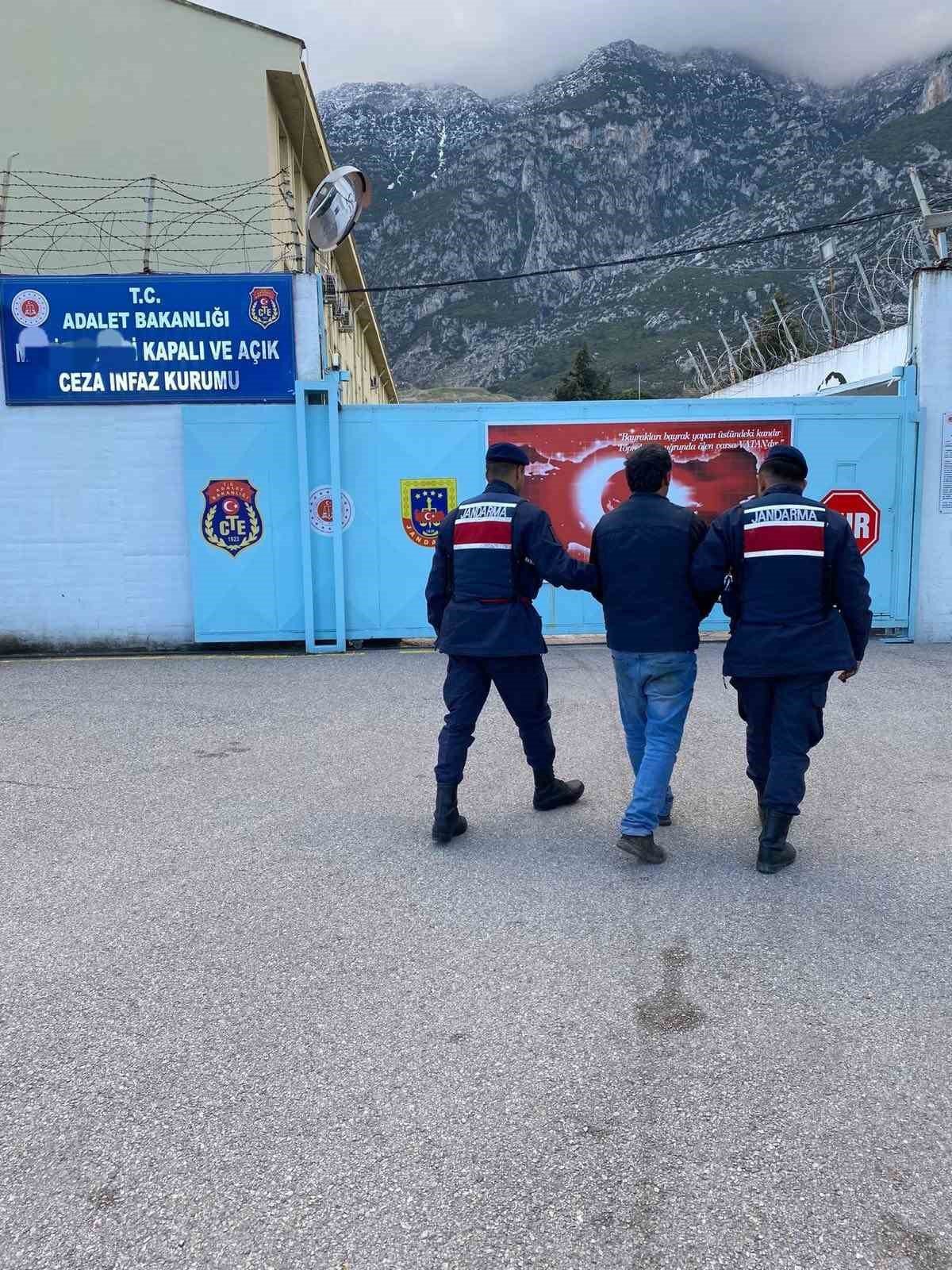 Manisa jandarması aranan 10 şahsı yakaladı